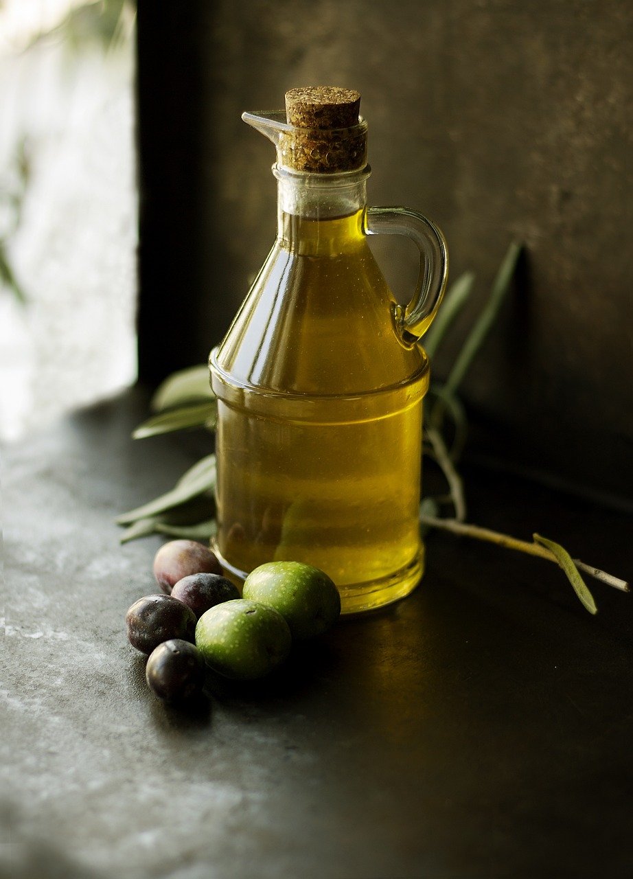olive oil, bottle, olives-1867229.jpg